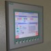 Panel HMI Siemens modelo KTP-1000 de 10” conectada a dos PLC en un sistema de procesamiento de alimentos.